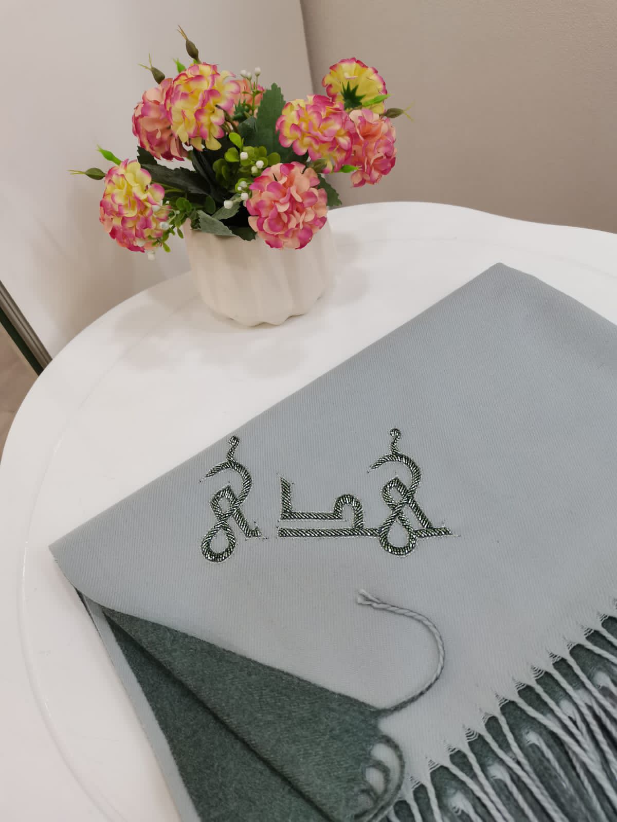 شال مطرز بالاسم العربي