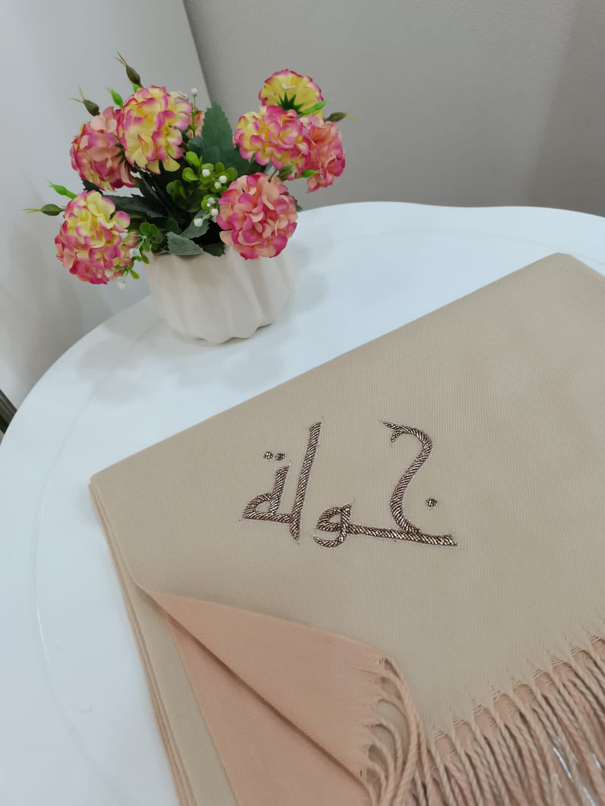 شال مطرز بالاسم العربي