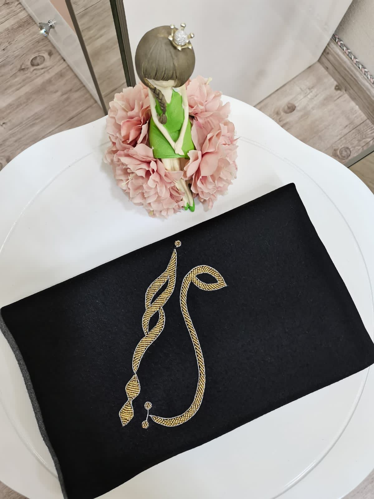 شال مطرز بعلامة او حرف